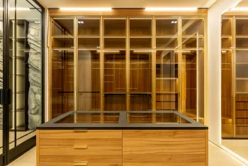 Интерьер с гардеробной, кладовкой, гардеробной зой кроватью и шкафом у кровати  смотреть на Basicdecor