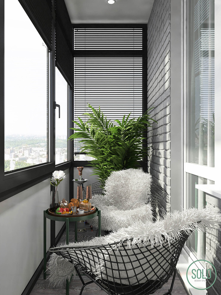 Интерьер балкона с балконом и вертикальными жалюзи в современном стиле