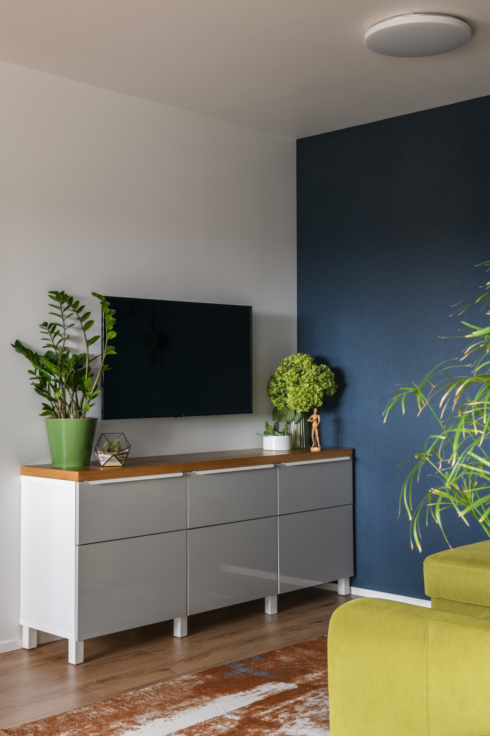 Интерьер cтеной с телевизором, телевизором на стене, нишей для телевизора и керамогранитом на стену с телевизором в скандинавском стиле