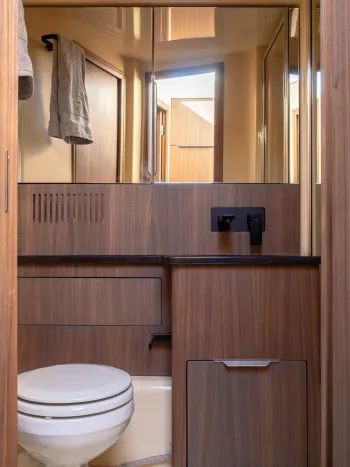 Интерьер ванной в современном стиле смотреть на Basicdecor