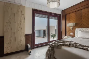 Интерьер спальни с окном и дверными жалюзи в неоклассике смотреть на Basicdecor