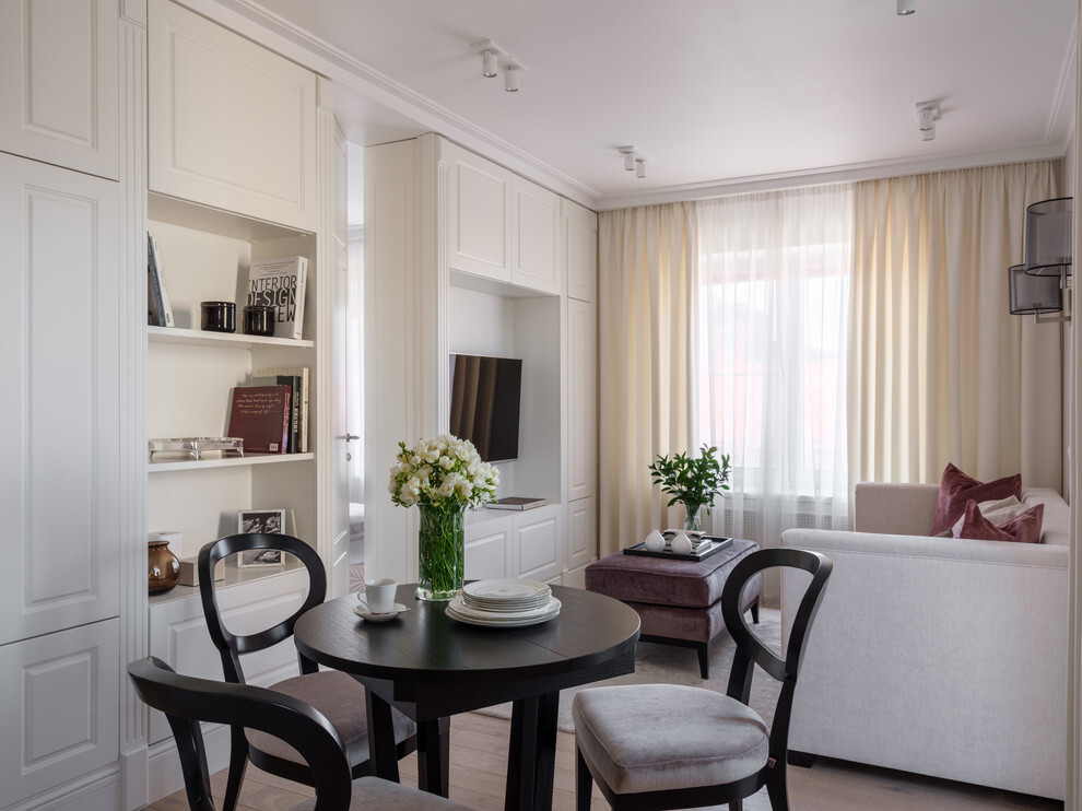 Интерьер гостиной с окном, зонированием шторами, жалюзи и вертикальными жалюзи в современном стиле