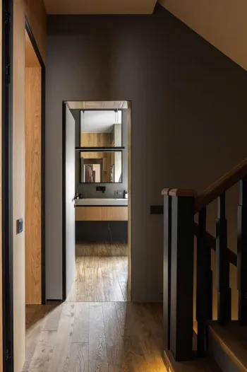 Интерьер с проходной, проемом и зеркалом на двери  смотреть на Basicdecor