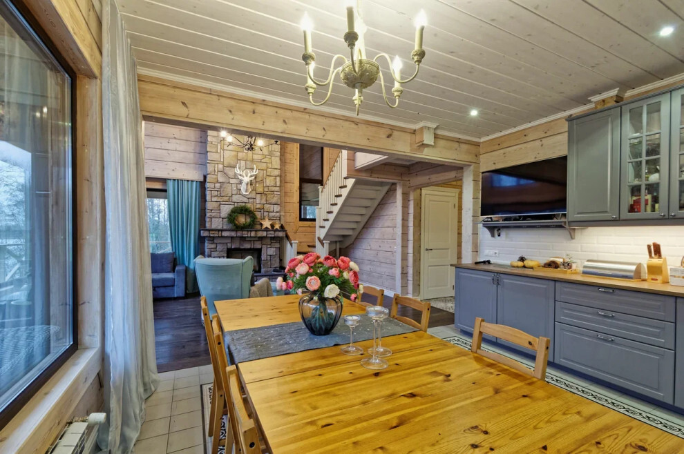 Интерьер кухни с в деревянном доме и сауной в стиле кантри