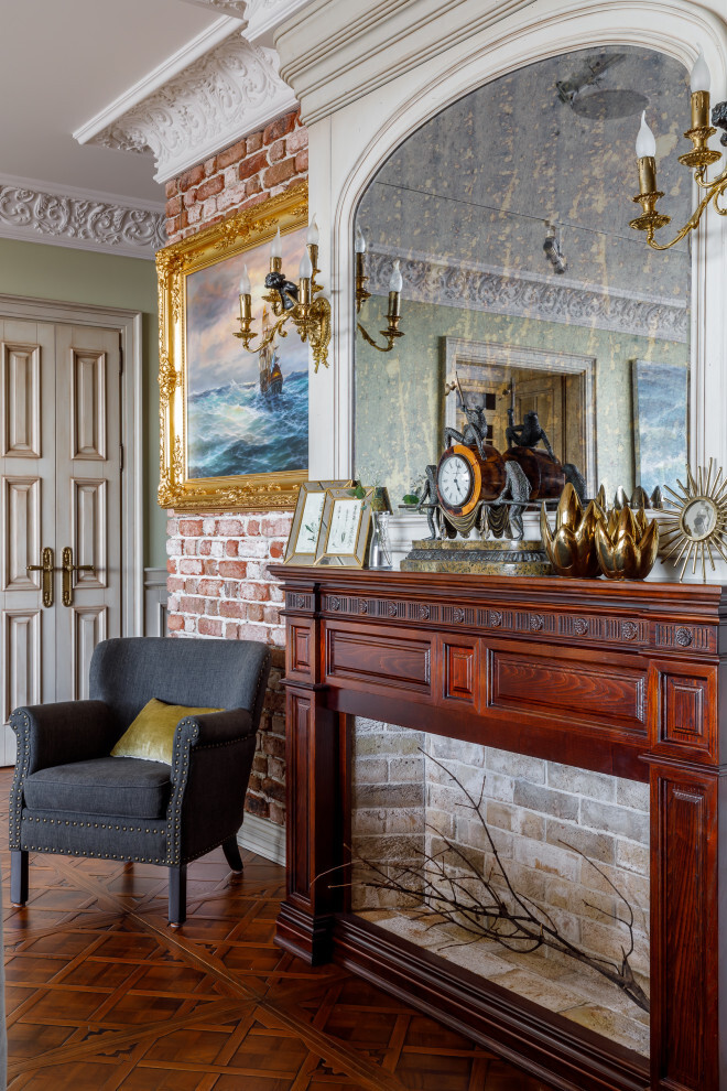 Интерьер гостиной с картинами над камином в классическом стиле и ретро