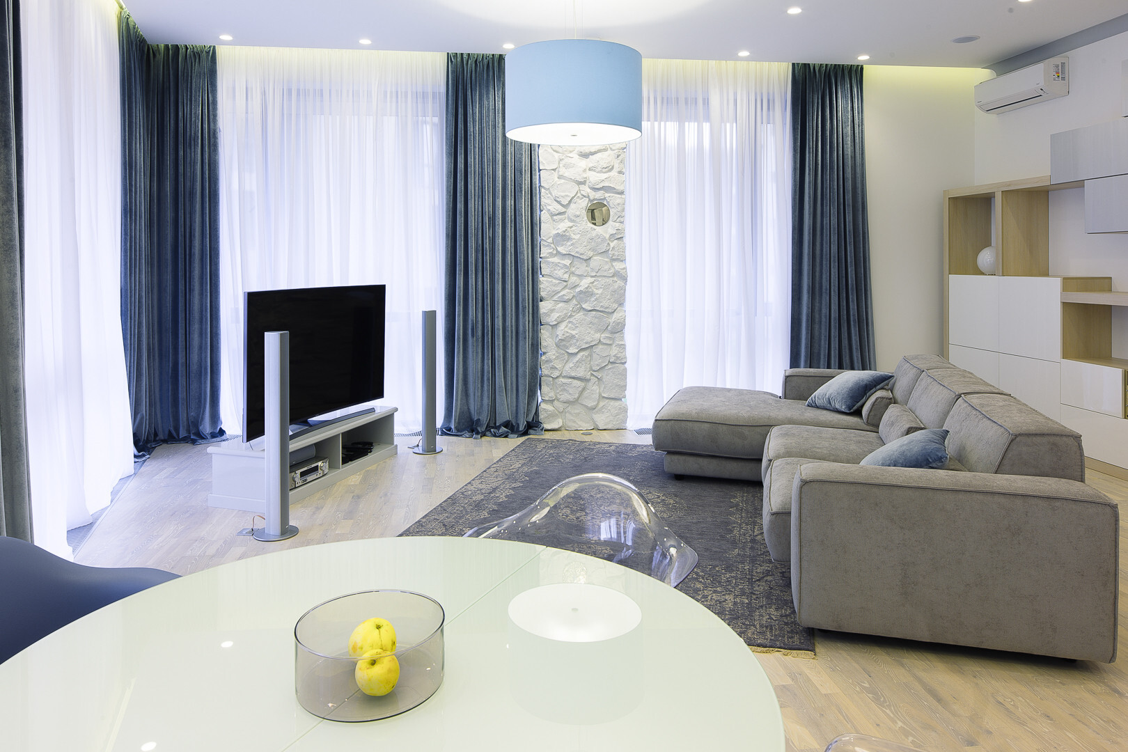Интерьер гостиной с подсветкой настенной, подсветкой светодиодной и с подсветкой в современном стиле