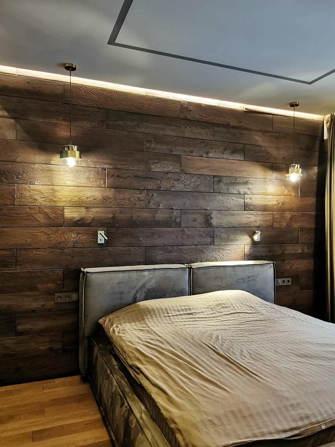 Интерьер спальни cветовыми линиями, рейками с подсветкой, подсветкой настенной, подсветкой светодиодной, светильниками над кроватью и с подсветкой в стиле лофт
