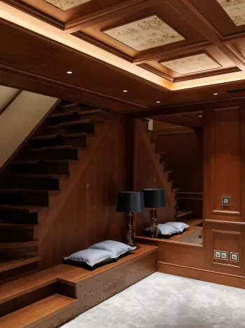 Интерьер гостиной cветильниками над кроватью и с подсветкой  смотреть на Basicdecor