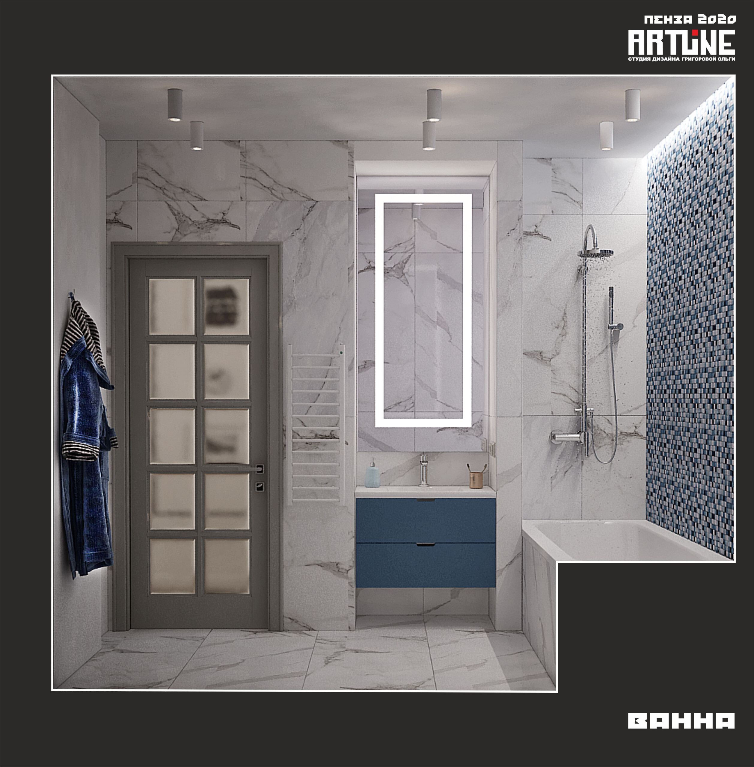 Интерьер ванной с зеркалом на двери, подсветкой настенной и подсветкой светодиодной