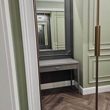 Интерьер прихожей с зеркалом в нише и зеркалом на двери  смотреть на Basicdecor