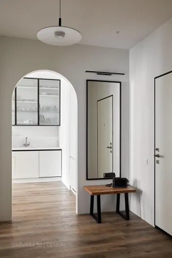 Интерьер с зеркалом на двери  смотреть на Basicdecor