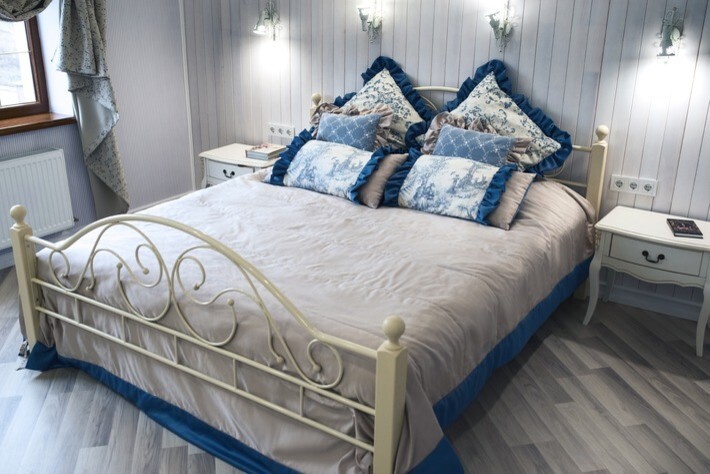 Интерьер спальни в классическом стиле и в стиле кантри