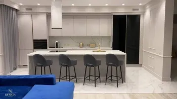 Интерьер кухни с объединенной гостиной и с островом  смотреть на Basicdecor