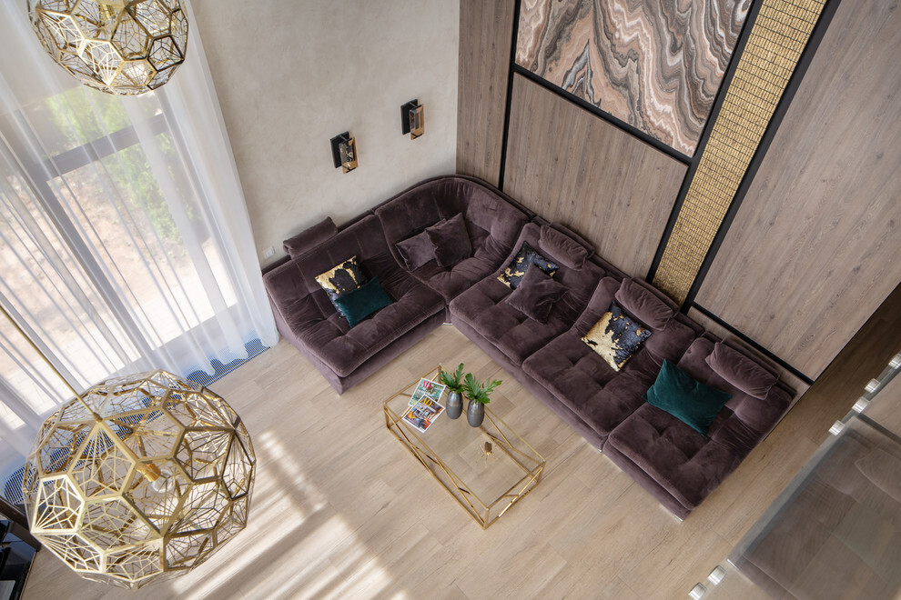 Интерьер гостиной cтеной за диваном и каретной стяжкой в современном стиле