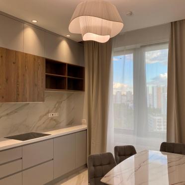 Интерьер кухни cветильниками над столом  смотреть на Basicdecor