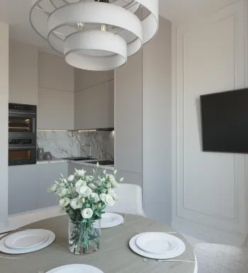 Интерьер кухни cветильниками над столом  смотреть на Basicdecor