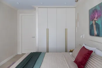 Интерьер спальни с шкафами вокруг двери  смотреть на Basicdecor