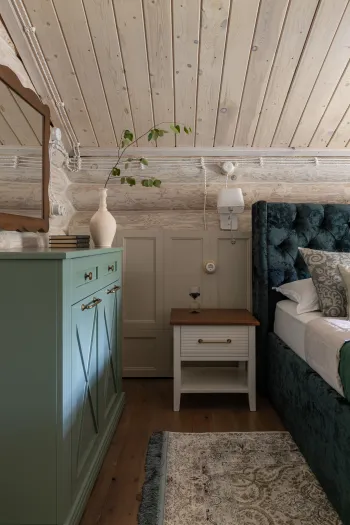 Интерьер спальни с на мансарде и в деревянном доме  смотреть на Basicdecor