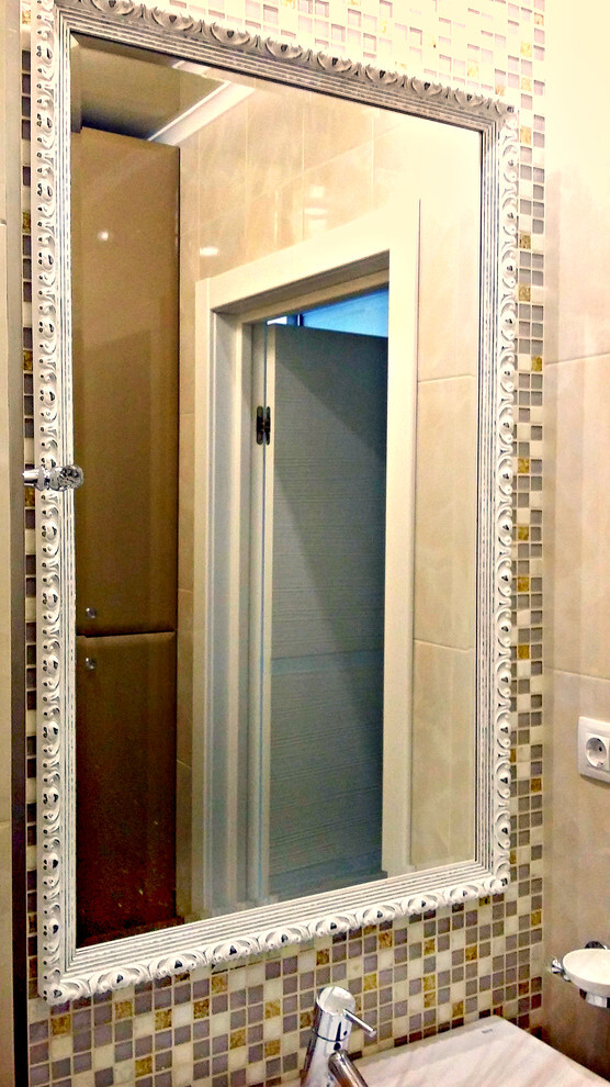 Интерьер с зеркалом на двери