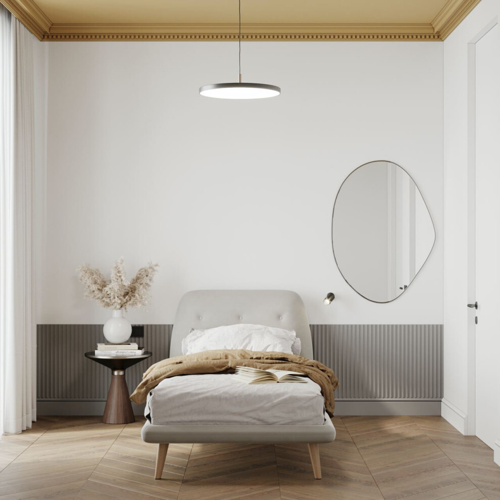 Интерьер спальни cветильниками над столом, подсветкой светодиодной и светильниками над кроватью в классическом стиле