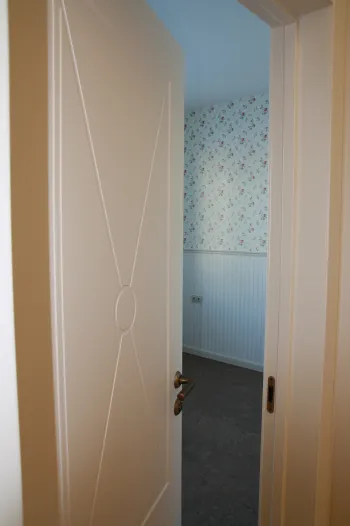 Интерьер с зеркалом на двери в современном стиле смотреть на Basicdecor