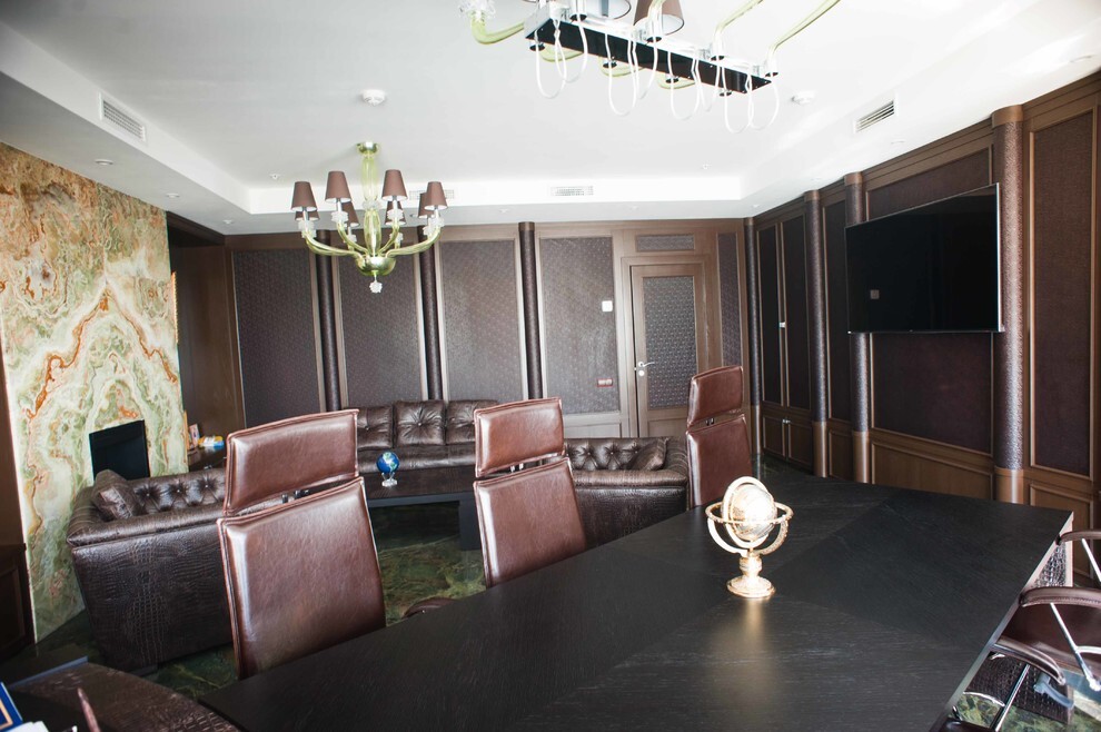 Интерьер кабинета с рейками с подсветкой в современном стиле