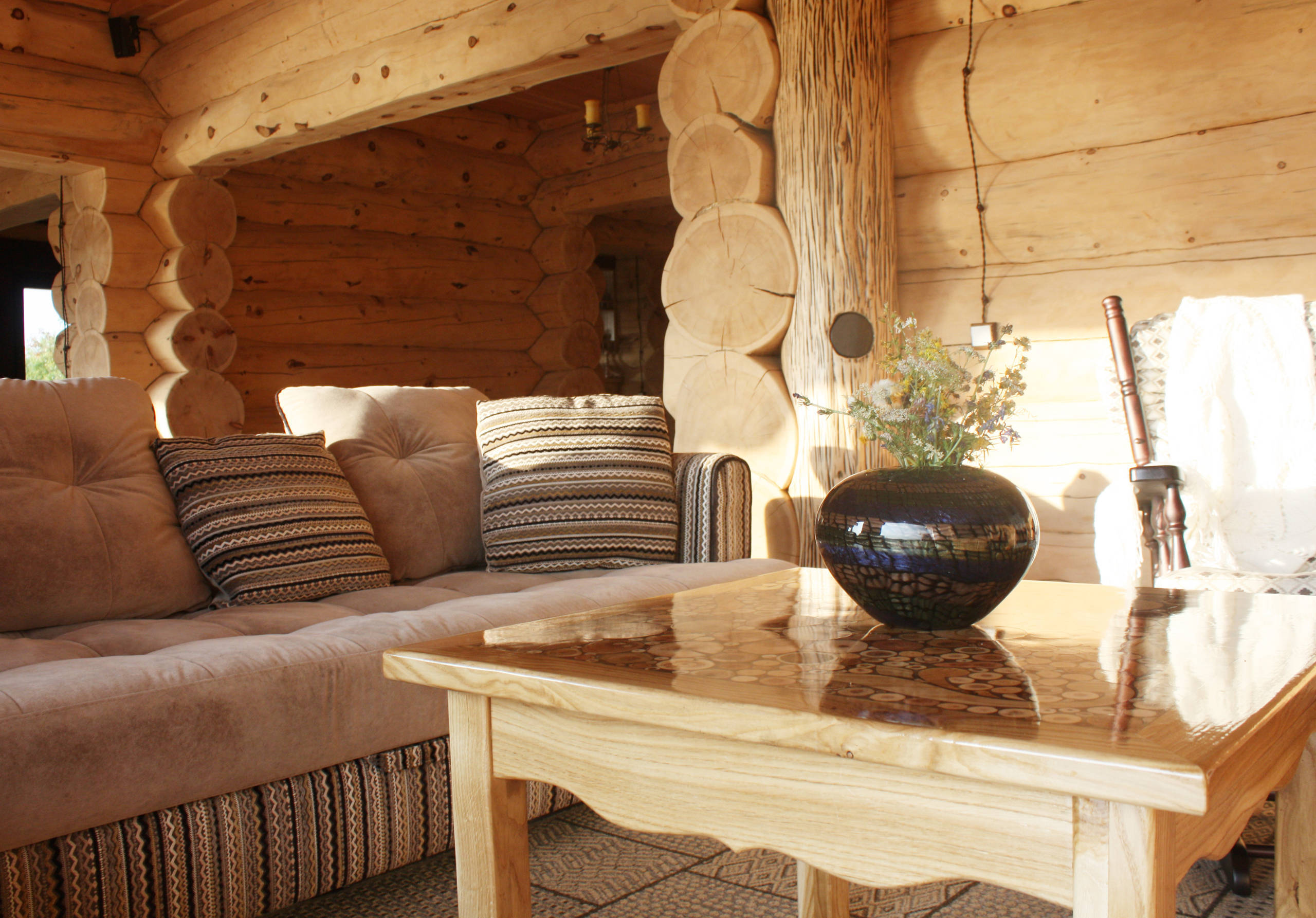 Интерьер гостиной с в деревянном доме и сауной в стиле лофт, в стиле кантри, в восточном стиле и рустике