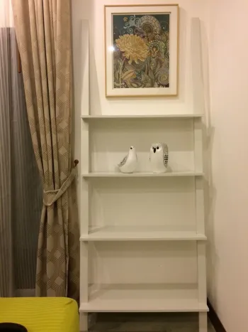 Интерьер с нишей с полками в современном стиле смотреть на Basicdecor