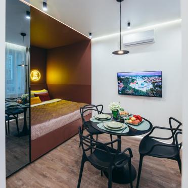 Интерьер спальни с телевизором на стене  смотреть на Basicdecor