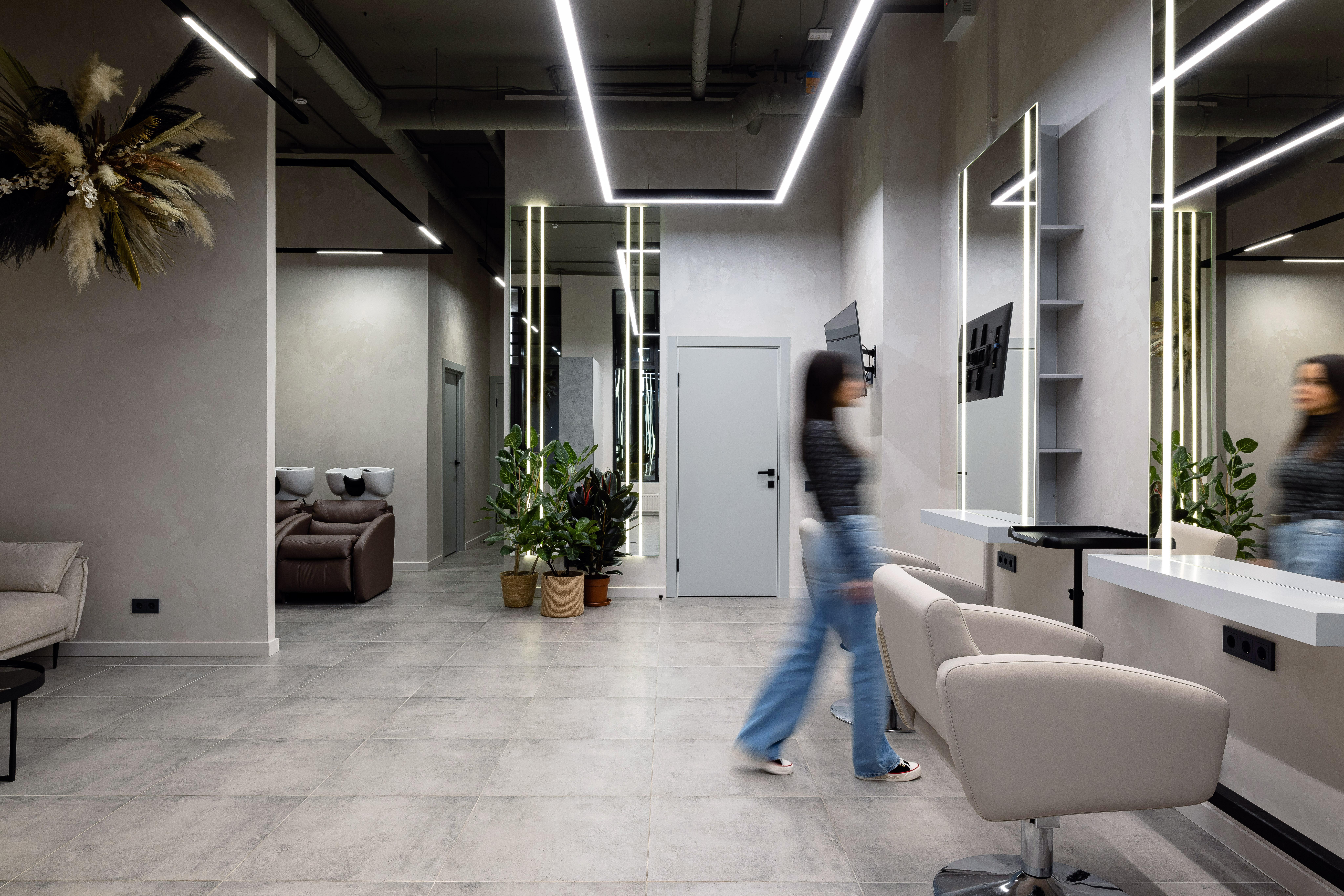 Интерьер офиса cветовыми линиями, рейками с подсветкой и подсветкой светодиодной