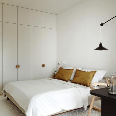 Интерьер спальни cветильниками над кроватью  смотреть на Basicdecor
