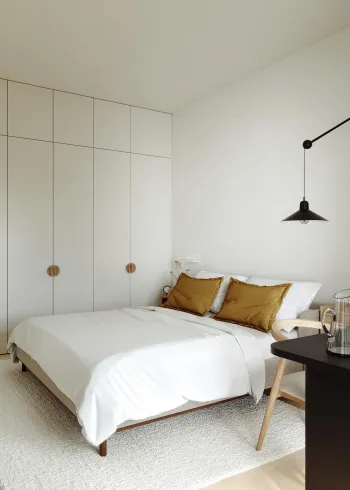 Интерьер спальни cветильниками над кроватью  смотреть на Basicdecor