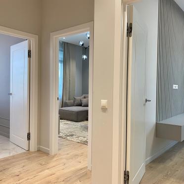 Интерьер коридора с зеркалом на двери  смотреть на Basicdecor