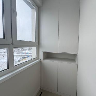 Интерьер с балконом и панорамными окнами  смотреть на Basicdecor