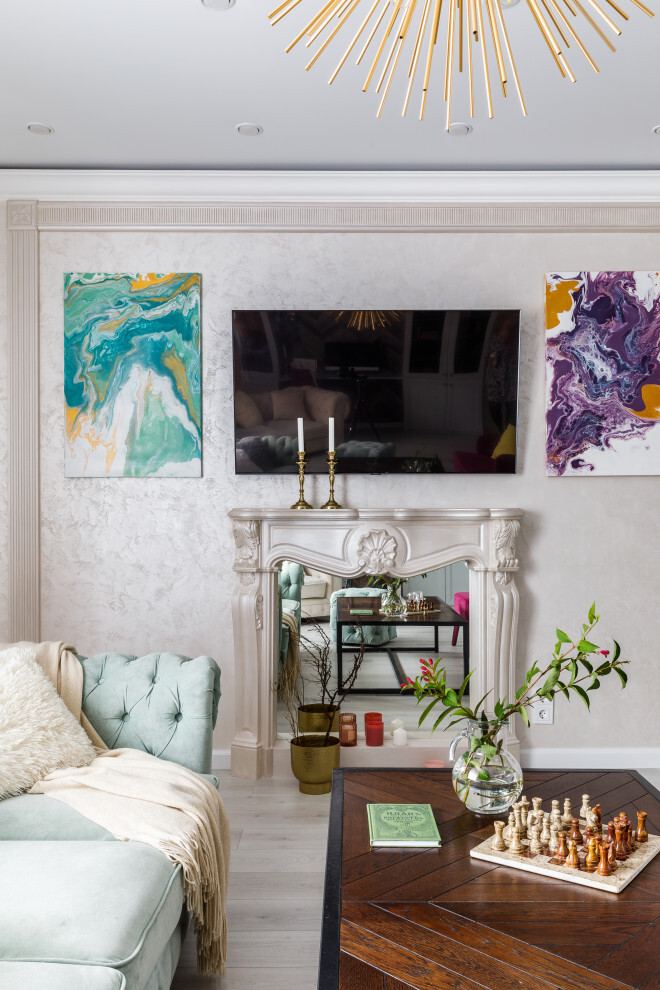 Интерьер гостиной с картинами над камином в стиле фьюжн