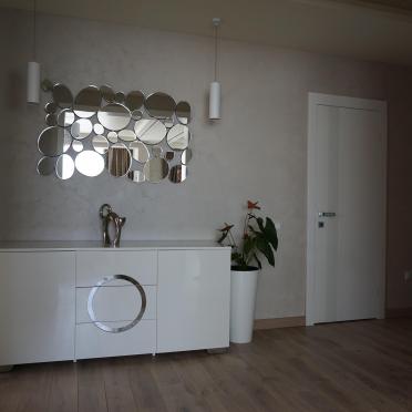 Интерьер с зеркалом на двери  смотреть на Basicdecor