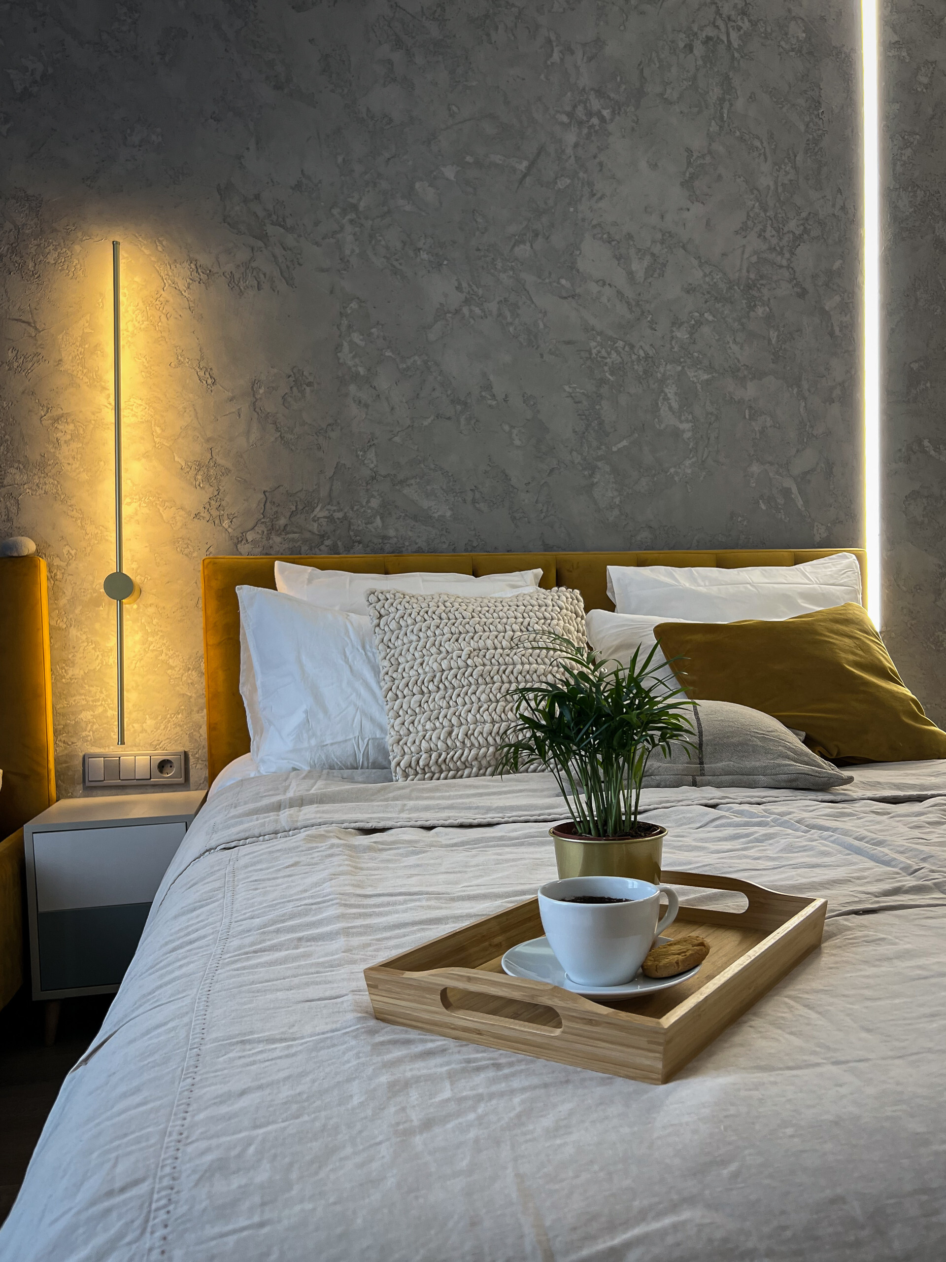 Интерьер спальни cветовыми линиями, рейками с подсветкой, подсветкой настенной, подсветкой светодиодной, светильниками над кроватью и с подсветкой в стиле лофт