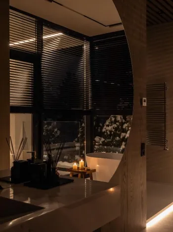 Интерьер с жалюзи и дверными жалюзи  смотреть на Basicdecor