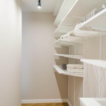 Интерьер гардеробной в современном стиле смотреть на Basicdecor