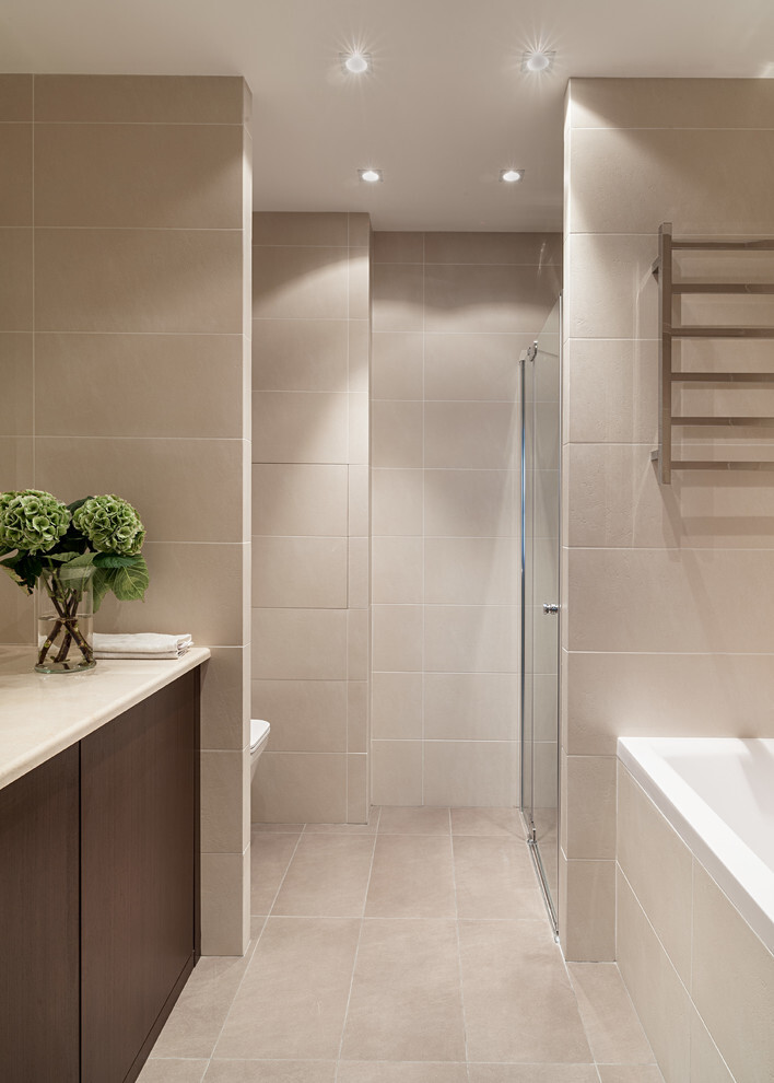Интерьер ванной с душевой из плитки и нишей из плитки в современном стиле и в стиле лофт