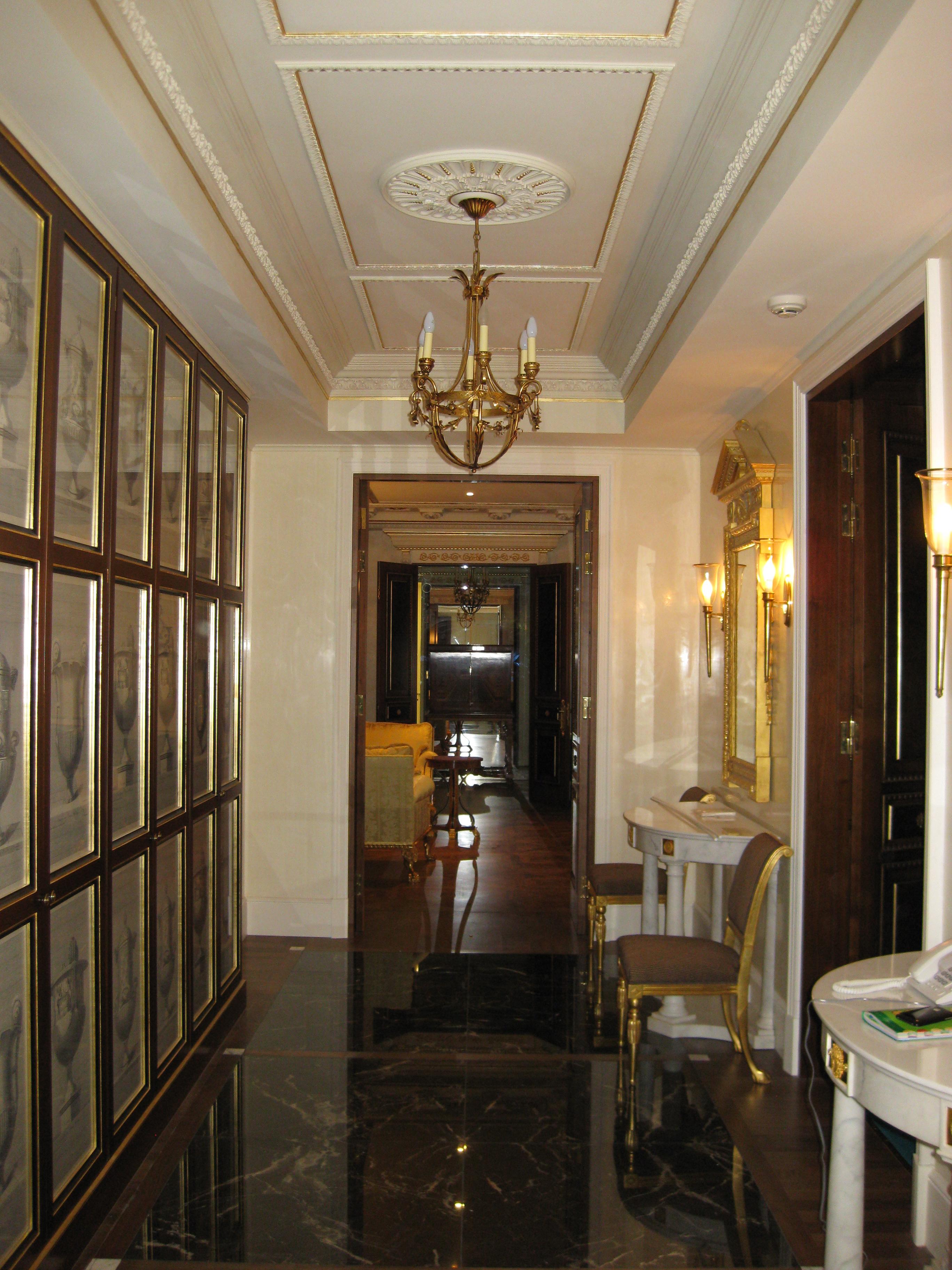 Интерьер коридора с аркой в классическом стиле и в восточном стиле