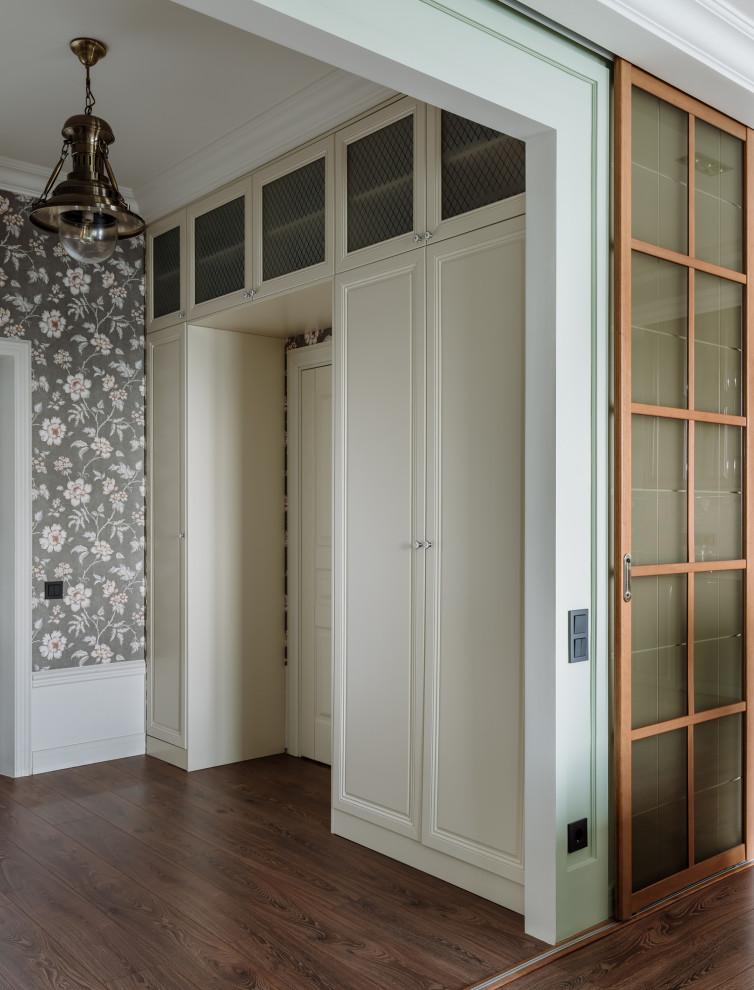 Интерьер коридора с без дверей, проходной, две двери, проемом, шкафами вокруг двери, зеркалом на двери и дверными жалюзи в классическом стиле