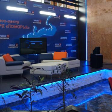 Интерьер c подсветкой в современном стиле смотреть на Basicdecor