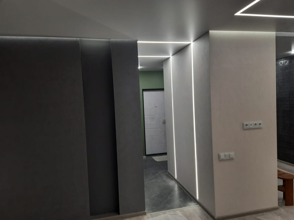 Интерьер коридора с нишей с подсветкой, световыми линиями, рейками с подсветкой, подсветкой настенной, подсветкой светодиодной и с подсветкой в стиле лофт