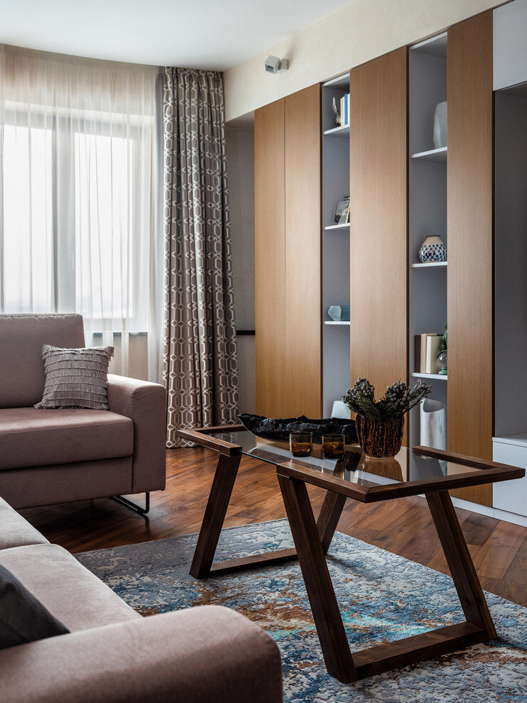 Интерьер гостиной с зонированием шторами и керамогранитом на стену с телевизором в современном стиле