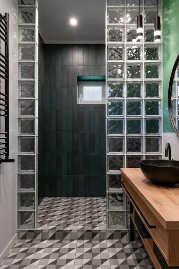 Интерьер ванной с душевой из плитки  смотреть на Basicdecor