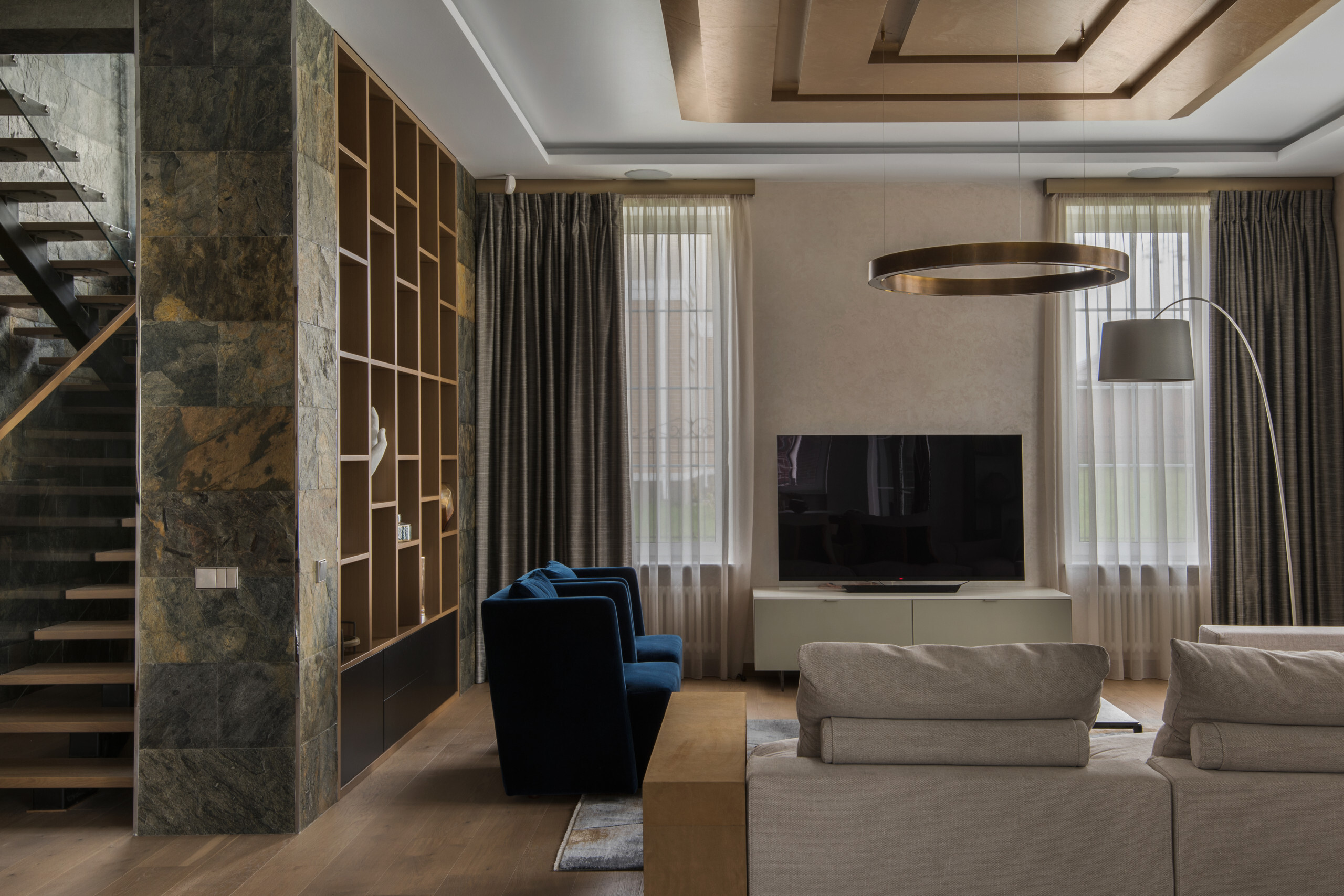 Интерьер гостиной с керамогранитом на стену с телевизором и подсветкой настенной в современном стиле