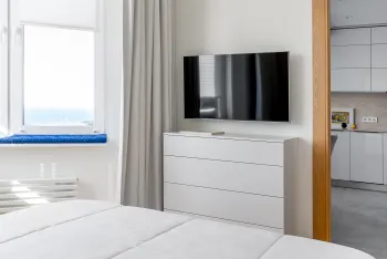 Интерьер спальни с телевизором на стене  смотреть на Basicdecor