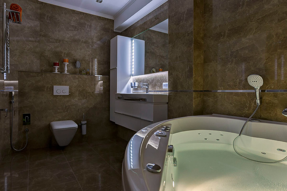 Интерьер ванной с нишей с подсветкой, подсветкой настенной, подсветкой светодиодной и с подсветкой в стиле фьюжн