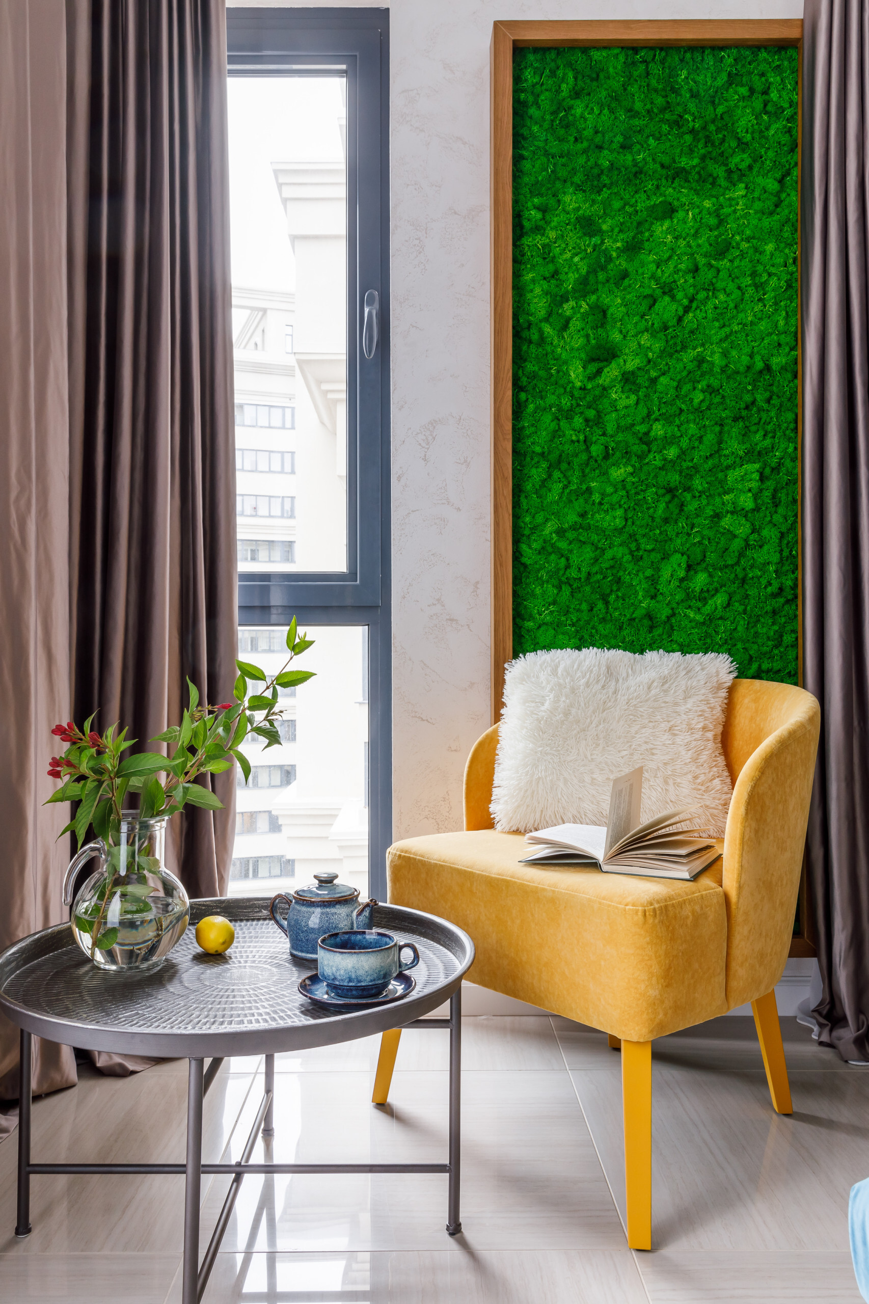 Интерьер гостиной с искусственным газоном в стиле фьюжн